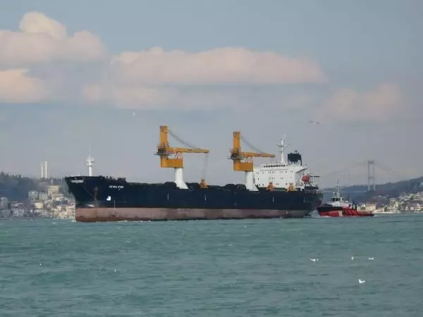 (Hava fotoğraflarıyla) - Riva'da sürüklenen gemi Ahırkapı'ya götürülmek üzere Boğaz'dan geçti (2) (Hava fotoğraflarıyla) - Riva'da sürüklenen gemi Ahırkapı'ya götürülmek üzere Boğaz'dan geçti (2)