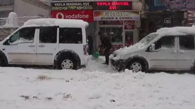 Şemdinli'de kar yağışı etkili oldu Şemdinli'de kar yağışı etkili oldu