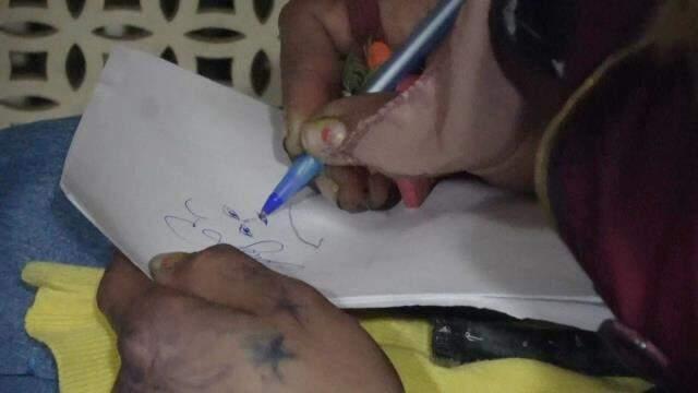 Sokakta donmak üzere olan evsiz kadını polis kurtardı