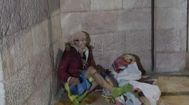 Sokakta donmak üzere olan evsiz kadını polis kurtardı