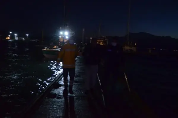 Tadilat yaptıkları tekneden denize düştüler Tadilat yaptıkları tekneden denize düştüler