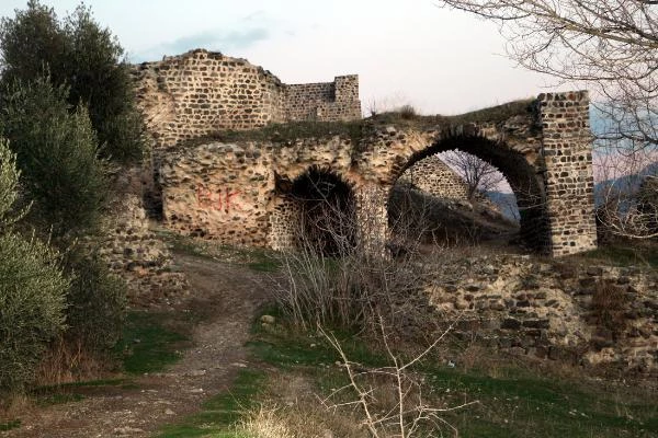 Tarihi Niksar Kalesi'nin yıkık surları yeniden yapılacak