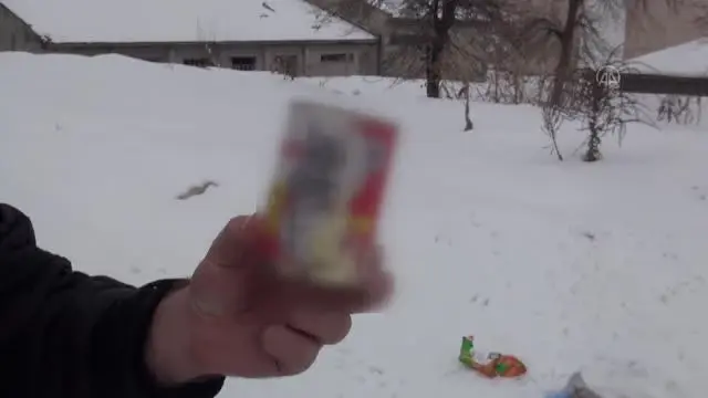 Tatvan'da kafası konserve kutusuna sıkışan kediyi okul müdürü kurtardı Tatvan'da kafası konserve kutusuna sıkışan kediyi okul müdürü kurtardı