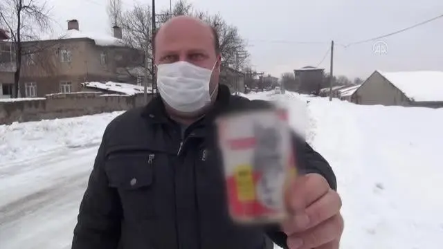 Tatvan'da kafası konserve kutusuna sıkışan kediyi okul müdürü kurtardı Tatvan'da kafası konserve kutusuna sıkışan kediyi okul müdürü kurtardı