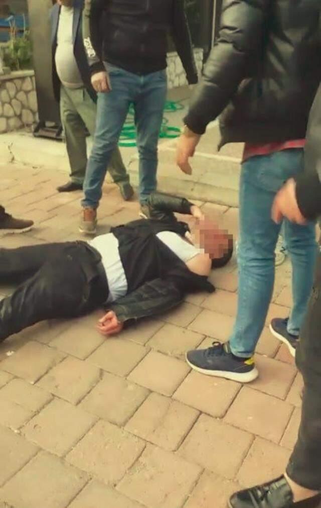 Bisikletli tacizciye gençlerden sokak ortasında meydan dayağı