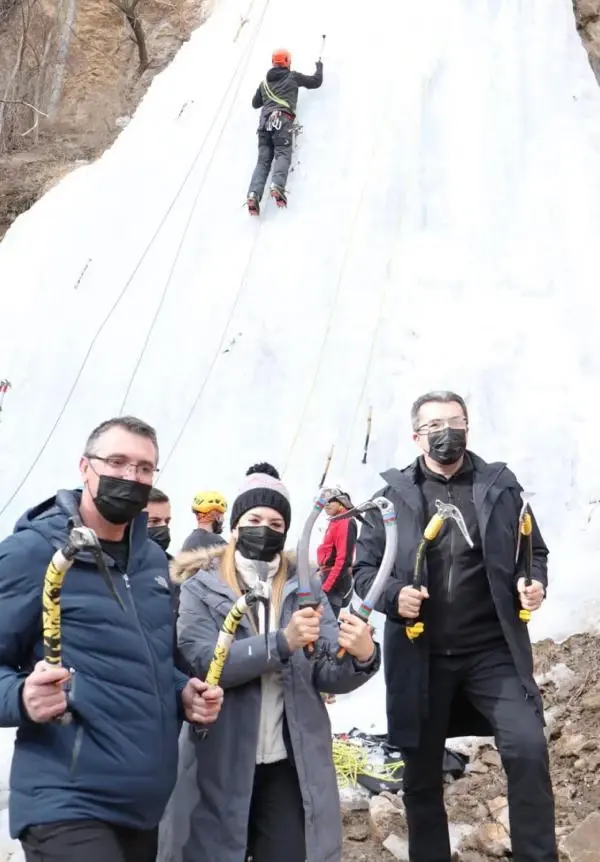 Dağcılar, buz tutan şelalelere tırmandı