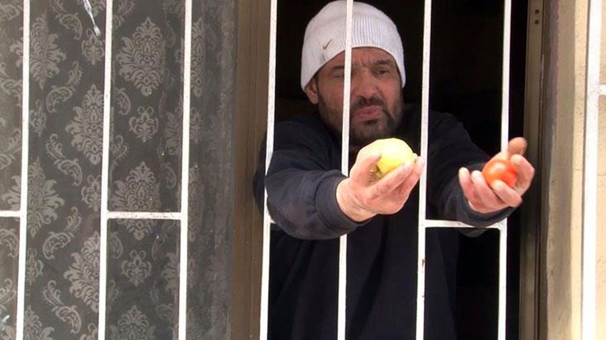 Arkadaşını bıçaklayan adam, 'Bir şey mi oldu?' diyerek camdan gazetecilere meyve uzattı