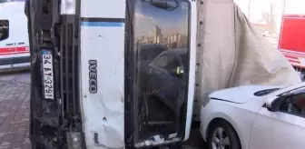 İp yüklü kamyon devrildi; sürücüyü vatandaşlar kurtardı