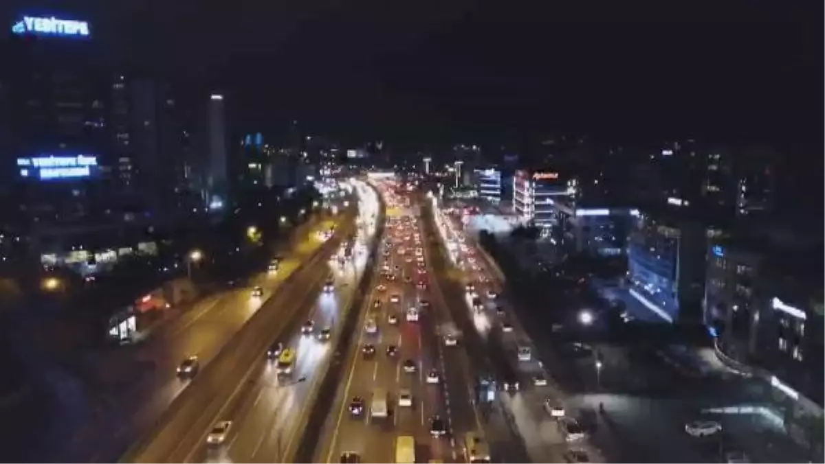 İstanbul'da sokağa çıkma kısıtlaması öncesi trafik yoğunluğu