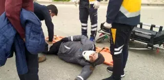 Kazada yaralanan motosiklet sürücüsü acı içinde ambulans bekledi