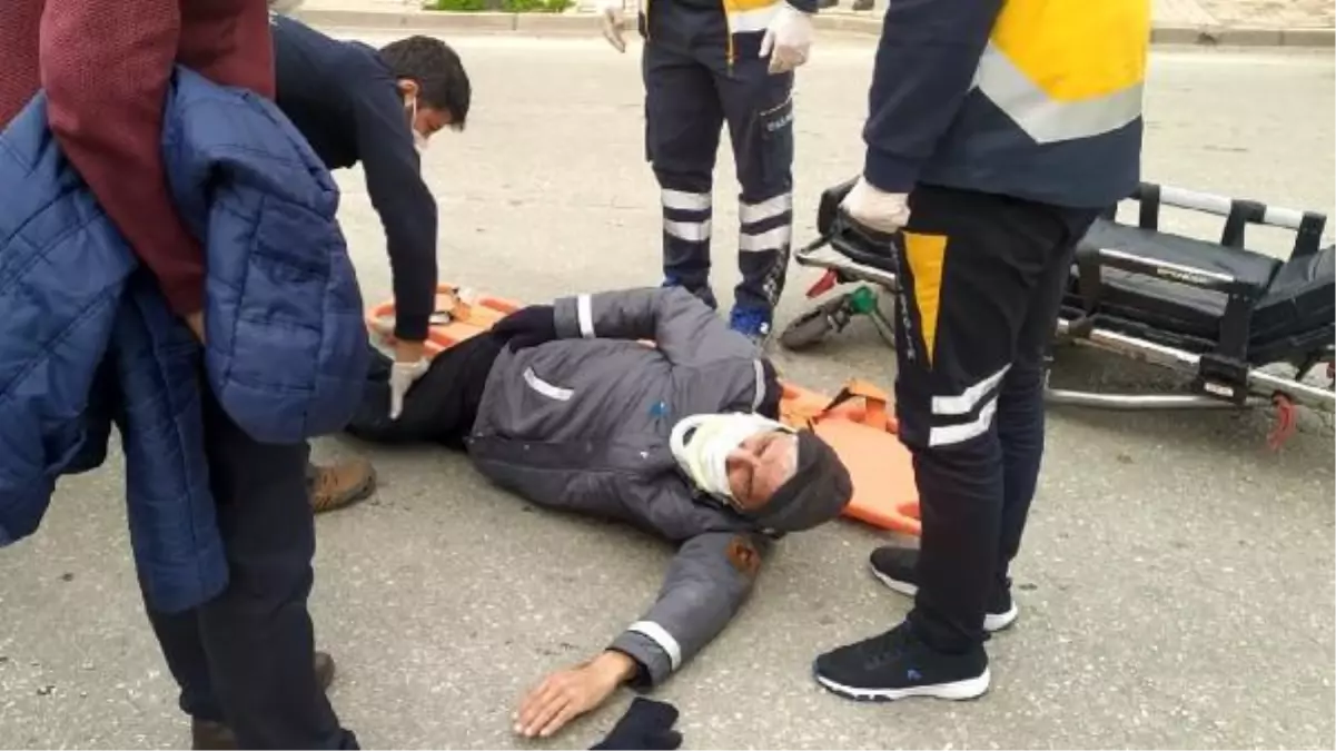 Kazada yaralanan motosiklet sürücüsü acı içinde ambulans bekledi