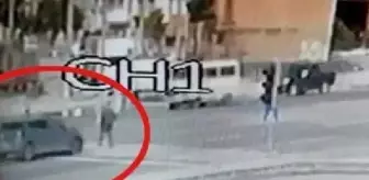 Son dakika... Kırmızı ışıkta geçen otomobilin yaşlı adama çarptığı anlar kamerada