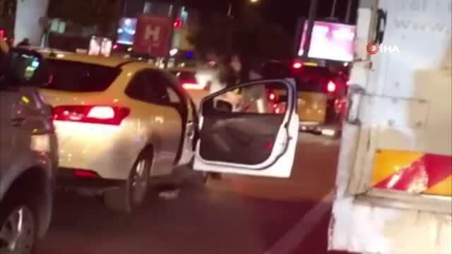 Kısıtlamaya dakikalar kala trafik kitlendi, canı sıkılan genç kız araçtan inip dans etti