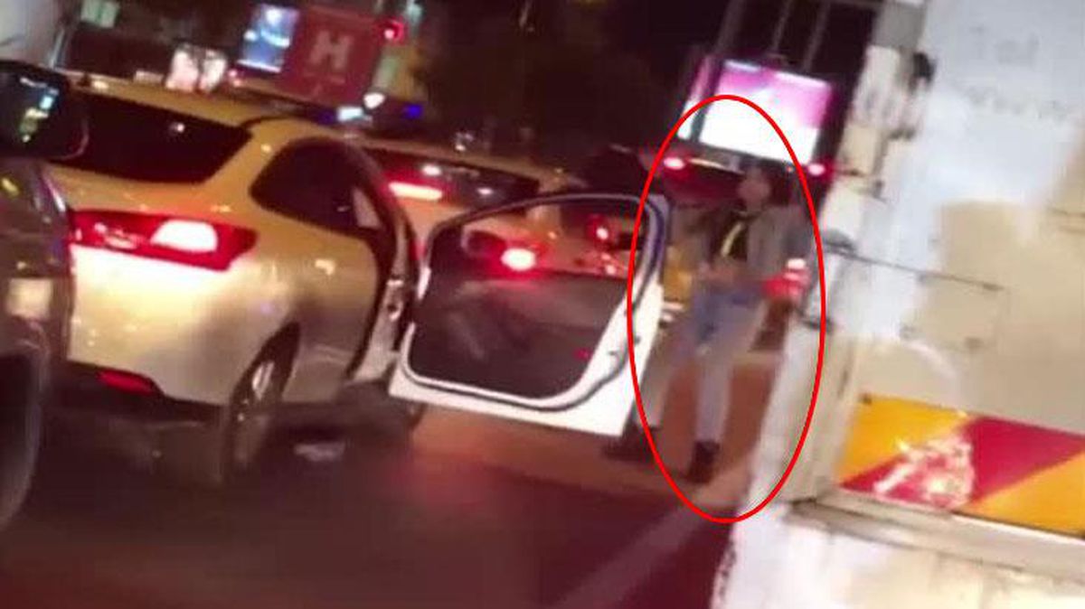 Trafikte sıkılan genç kız kendini yola atıp kurtlarını döktü! Hem oynadı hem söyledi