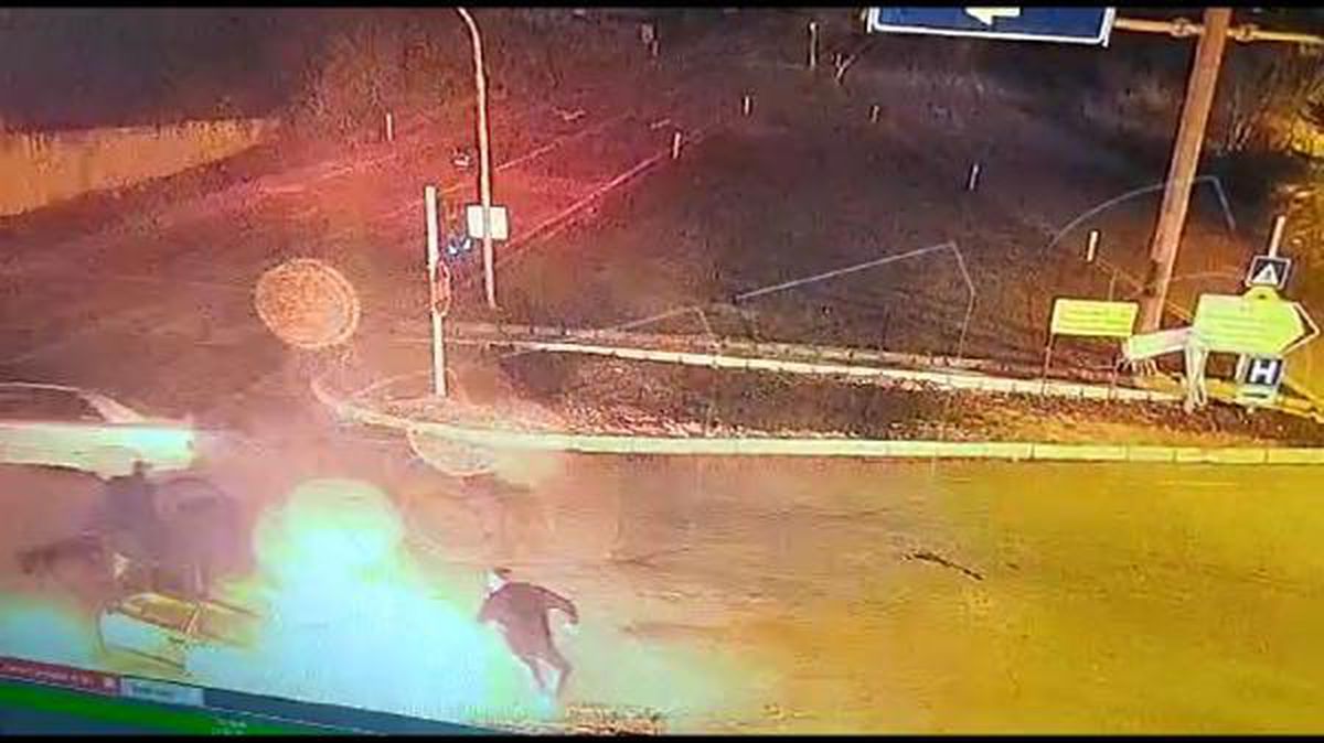 Otomobil alev aldı, içindekiler panikle kaçıştı! Korku dolu anlar kameraya yansıdı