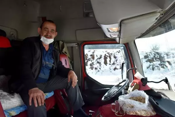 Sınırda 10 kilometre kuyruk oluşturan TIR şoförlerinin zorlu mesaisi Sınırda 10 kilometre kuyruk oluşturan TIR şoförlerinin zorlu mesaisi