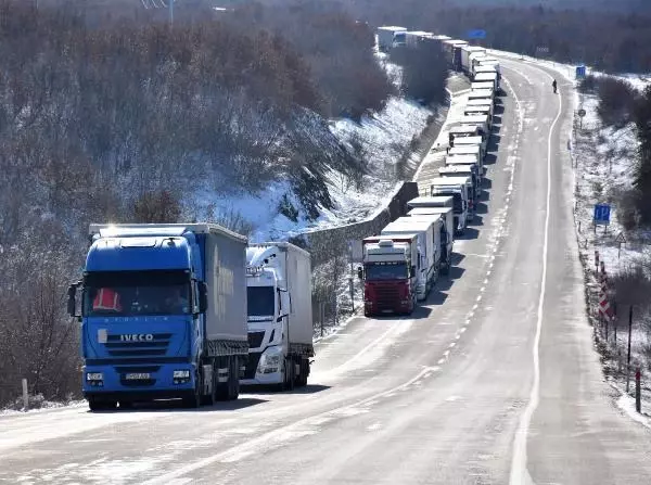 Sınırda 10 kilometre kuyruk oluşturan TIR şoförlerinin zorlu mesaisi Sınırda 10 kilometre kuyruk oluşturan TIR şoförlerinin zorlu mesaisi