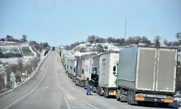 Sınırda 10 kilometre kuyruk oluşturan TIR şoförlerinin zorlu mesaisi Sınırda 10 kilometre kuyruk oluşturan TIR şoförlerinin zorlu mesaisi