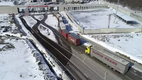 Sınırda 10 kilometre kuyruk oluşturan TIR şoförlerinin zorlu mesaisi Sınırda 10 kilometre kuyruk oluşturan TIR şoförlerinin zorlu mesaisi
