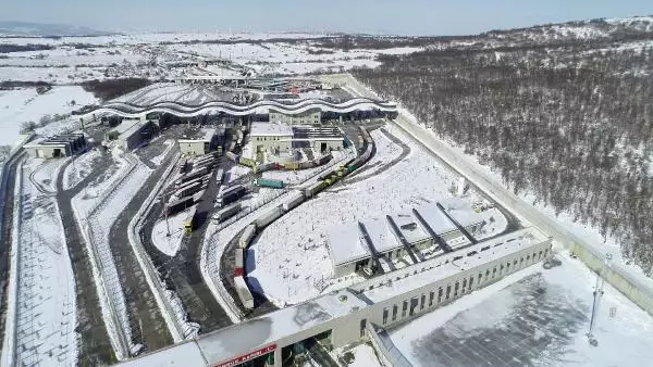 Sınırda 10 kilometre kuyruk oluşturan TIR şoförlerinin zorlu mesaisi Sınırda 10 kilometre kuyruk oluşturan TIR şoförlerinin zorlu mesaisi