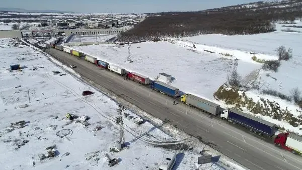 Sınırda 10 kilometre kuyruk oluşturan TIR şoförlerinin zorlu mesaisi Sınırda 10 kilometre kuyruk oluşturan TIR şoförlerinin zorlu mesaisi