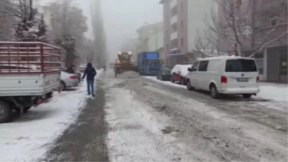 Soğuk yüzünden erimeyen kar kamyonlara yüklenip yerleşim yeri dışına taşınıyor
