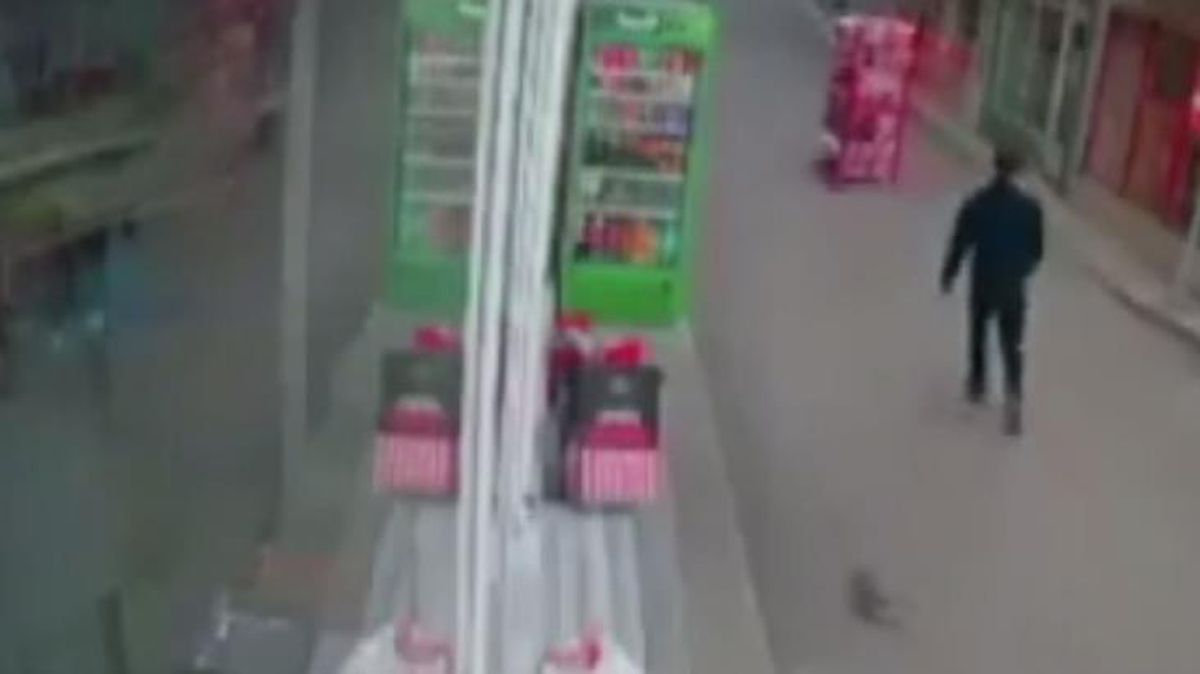 Sürüklenen cips standının peşinden depar atan esnaf, sosyal medyada gündem oldu