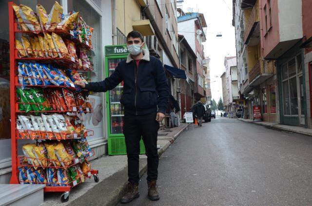 Sürüklenen cips standının peşinden depar atan esnaf, sosyal medyada gündem oldu