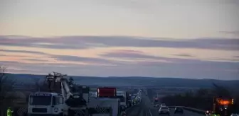 TIR'ın devrildiği yol, 2 saat ulaşıma kapandı