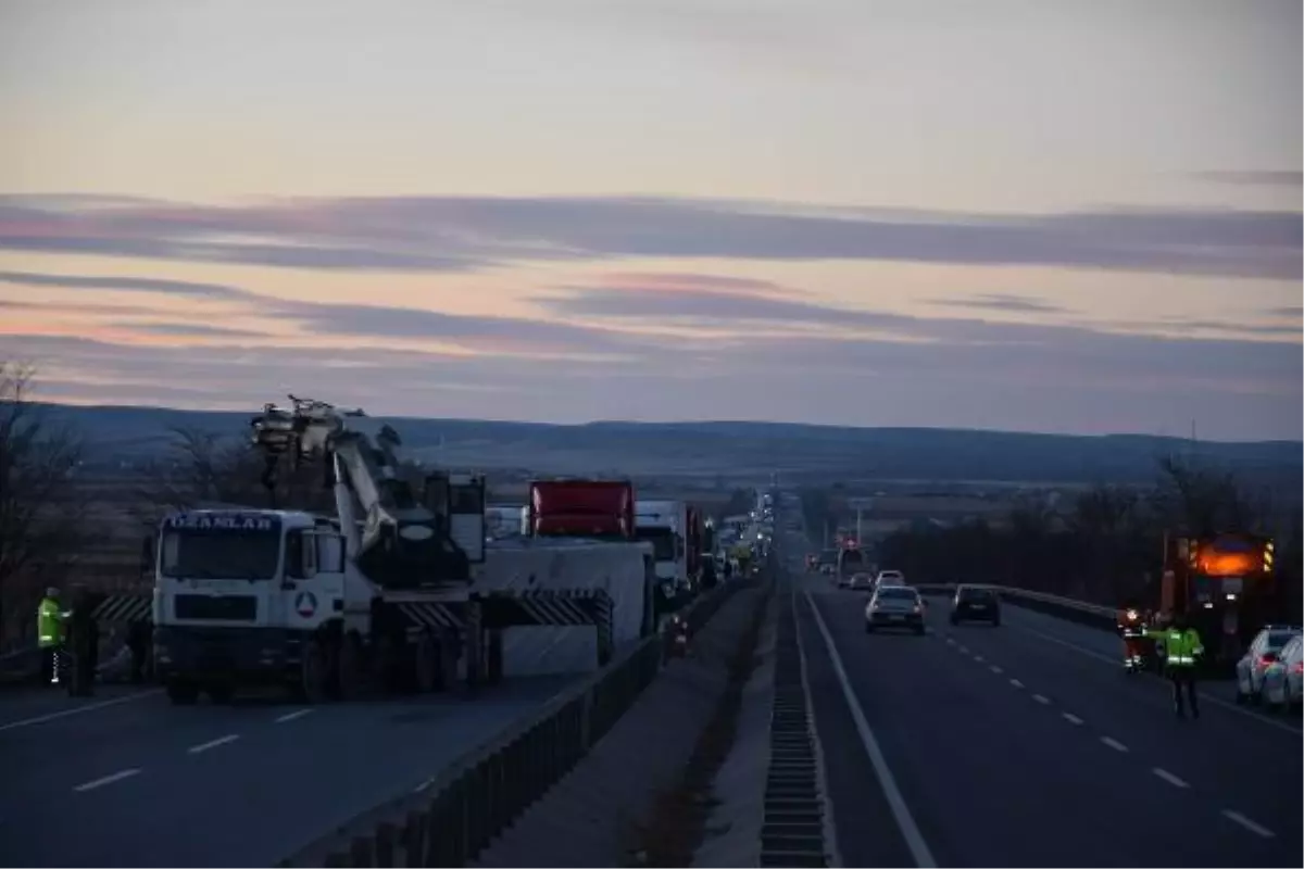 TIR'ın devrildiği yol, 2 saat ulaşıma kapandı