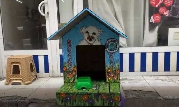 Vefalı köpek 'Boncuk'a rengarenk kulübe Vefalı köpek 'Boncuk'a rengarenk kulübe
