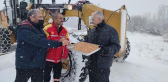 Yıldırım'dan karla mücadele ekiplerine baklava ikramı