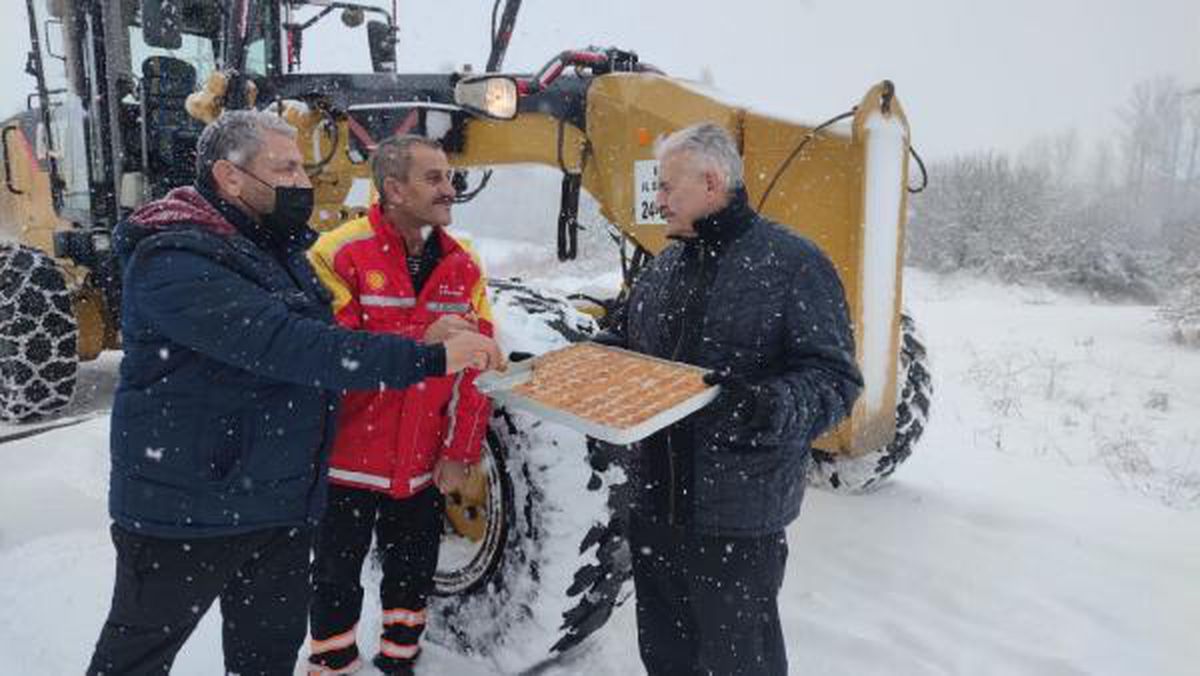 Yıldırım'dan karla mücadele ekiplerine baklava ikramı