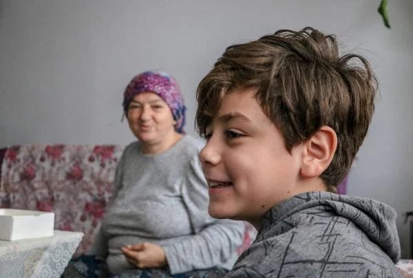 10 yaşındaki Atacan, annesinin hem eli hem ayağı