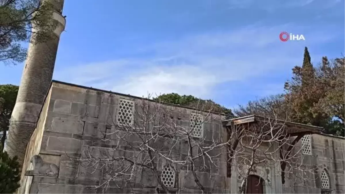 700 yıllık camide, yağmura karşı 'kovalı çözüm'
