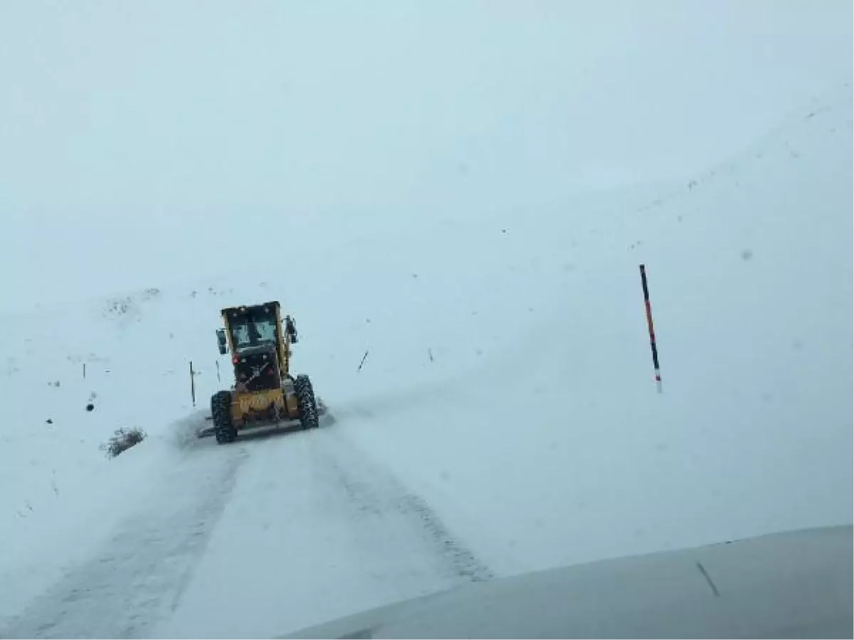 Ateşi çıkan bebek, kardan kapanan yolun 4 saatte