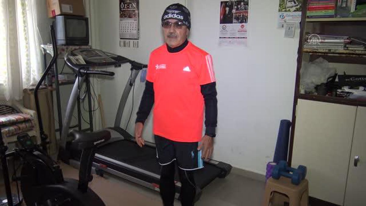 Atletizm tutkunu yaşlı adam maraton özlemini 'sanal koşu' ile gideriyor