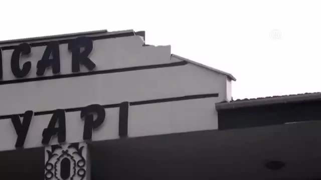 BALIKESİR - Ayvalık'ta bir evin çatısına yıldırım isabet etti