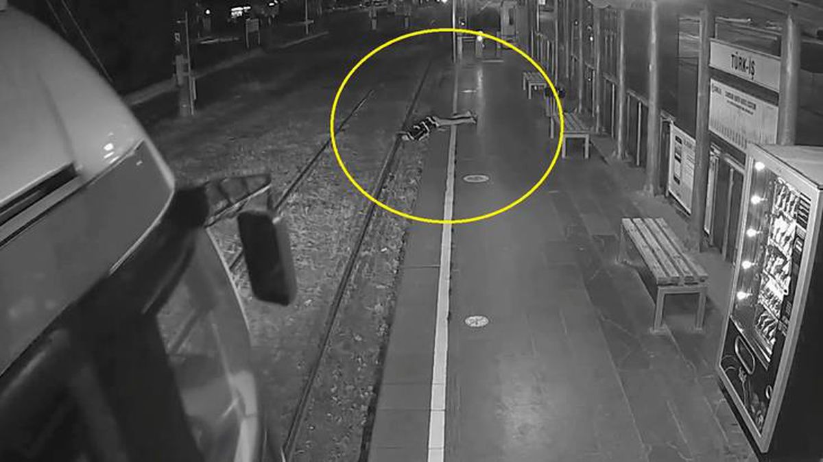 Bir anda fenalaşıp tren raylarına yığılan kadını, tramvay sürücüsünün dikkati kurtardı