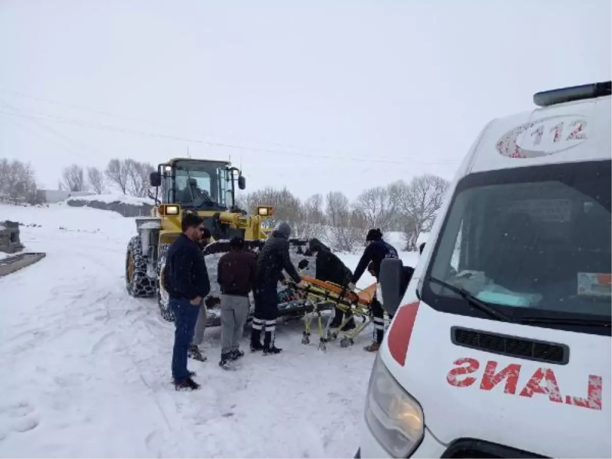 Son dakika haber! Hasta kadın, karlı yolda iş makinesi kepçesiyle ambulansa taşındı