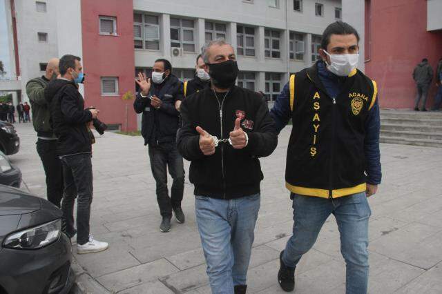 Hırsızlıktan yakalandılar, adliyeye giderken gazetecilere pişkin pişkin 'Bay bay' yaptılar