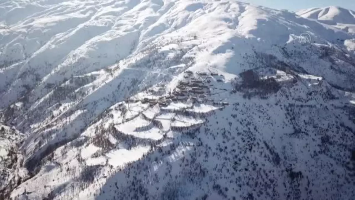 Hizan'da karla kaplanan taş evler güzel görüntülere sahne oluyor