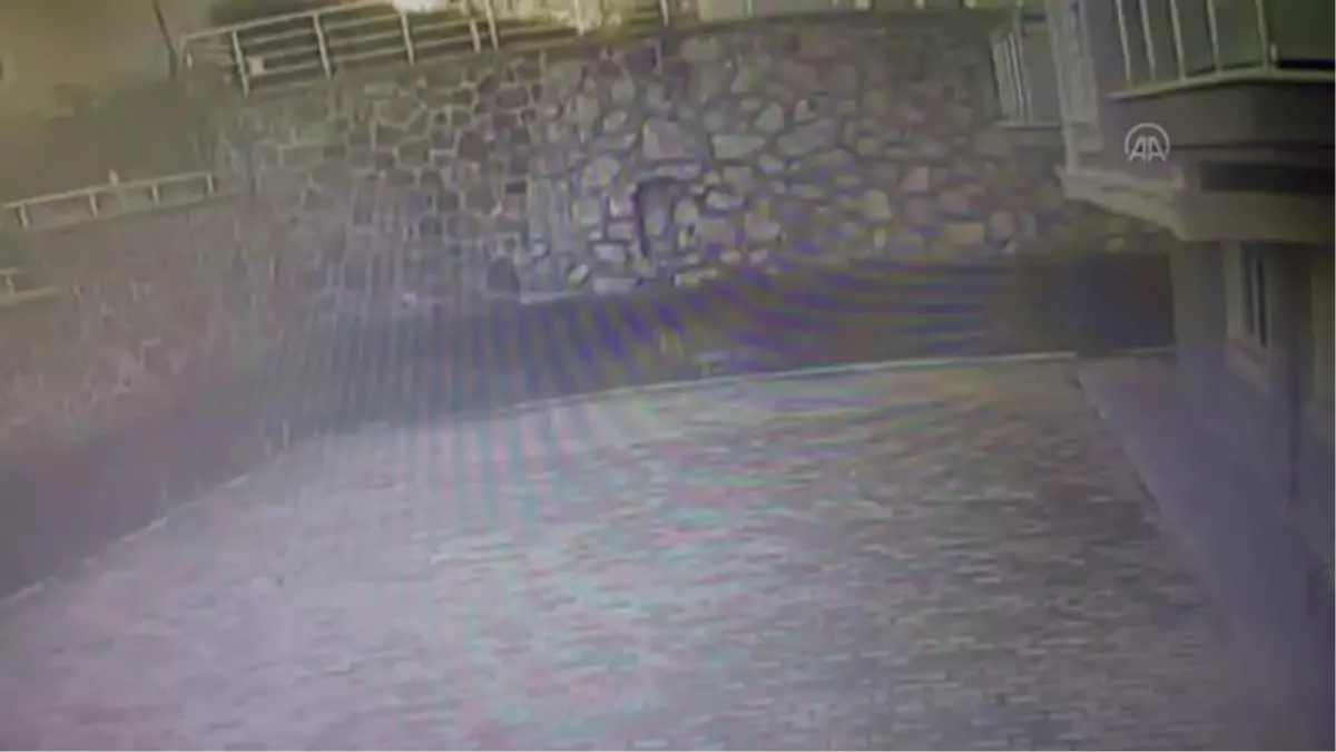 İstinat duvarının çökme anı kameraya yansıdı