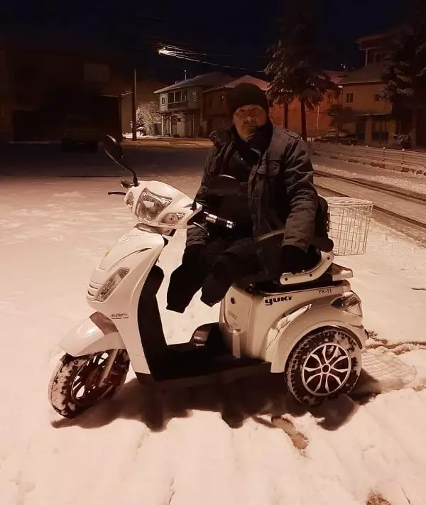 Kar sevincini, akülü aracıyla tur atarak yaşadı