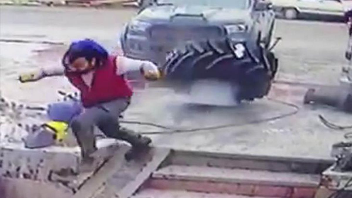 Kompresör ile hava verilen traktör lastiği bomba gibi patladı! O anlar kamerada