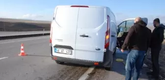 Kuş sürüsünü ezmemek için yavaşlayan otomobile minibüs çarptı: 4 yaralı