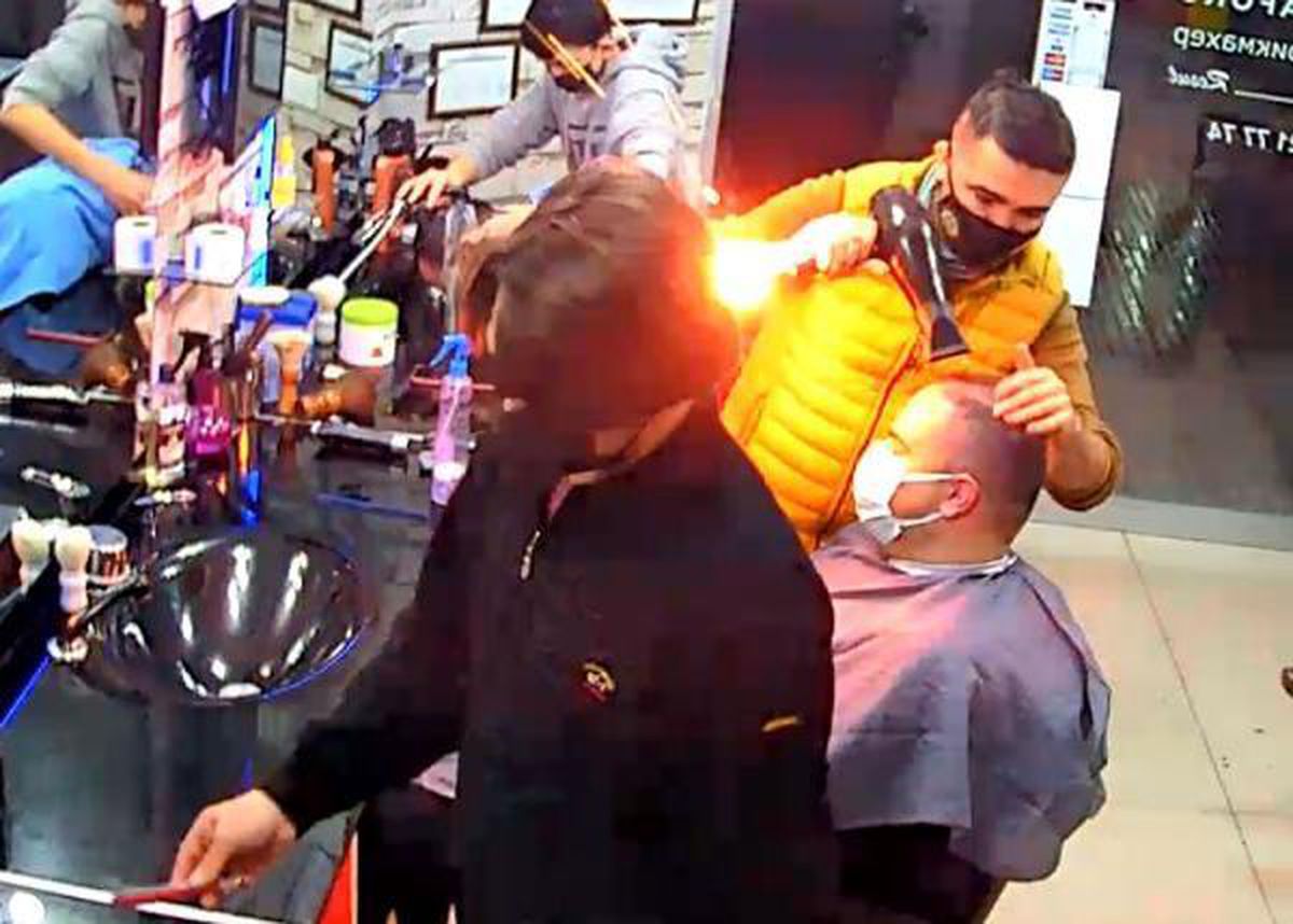 Berberde korku dolu anlar! Müşterinin saçını kuruturken, fön makinesi alev aldı