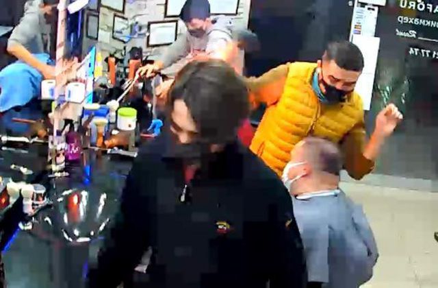 Berberde korku dolu anlar! Müşterinin saçını kuruturken, fön makinesi alev aldı