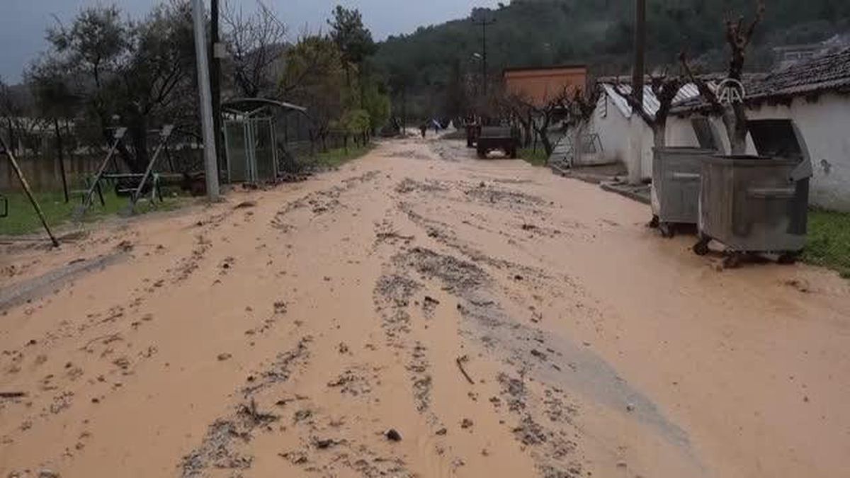Manisa'da sağanak, su baskınlarına neden oldu