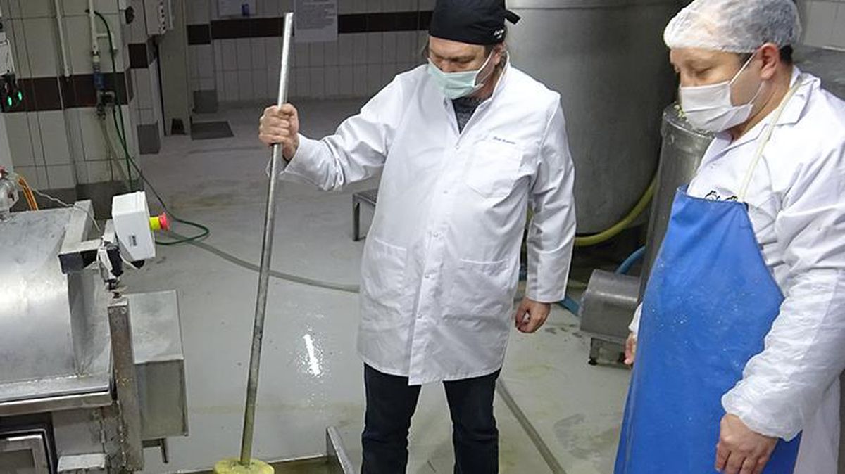 Seyyar satıcılıkla boza satmaya başlayan aile dünyaya açıldı